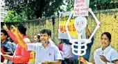  ?? ?? Nurses protesting in Dikoya hospital and below, National Hospital. Pix by Sudath H.M. Hewa and Priyanka Samaraweer­a