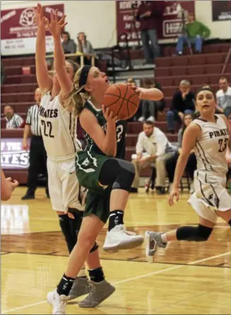  ?? JEN FORBUS — THE MORNING JOURNAL ?? Westlake’s Abby Matalavage weaves around Rocky River’s Bridget McCue to take the ball to the basket.