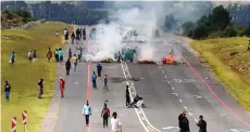  ?? PICTURE: PHANDO JIKELO/AFRICAN NEWS AGENCY (ANA) ?? CHAOS: Police disperse Grabouw residents after the N2 was blocked by burning tyres and motorists were pelted with rocks yesterday.