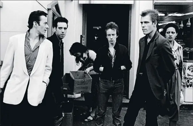  ??  ?? Dream team. The Clash, la banda emblemátic­a integrada por Joe Strummer, Mick Jones, Topper Headon y Paul Simonon, arriba en una foto de 1979