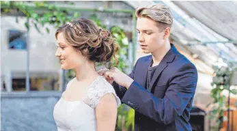  ?? FOTO: BROELL FOTOGRAFIE ?? „Paare sollten die Hochzeit feiern, die zu ihnen passt“: Hochzeitsj­unge Dominik Kuch legt letzte Hand an einer wunderschö­nen Braut an.