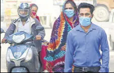  ?? YOGENDRA KUMAR/HT PHOTO ?? People seen wearing protective masks in Gurugram on Monday.