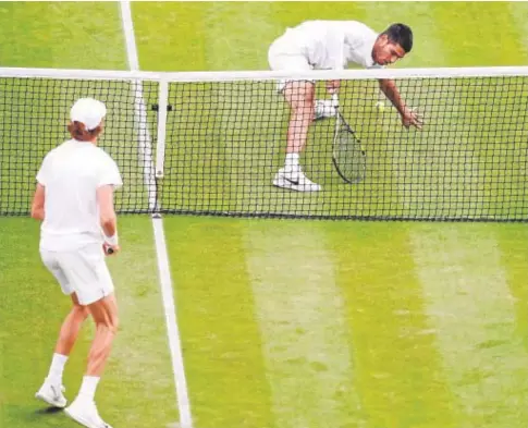  ?? // EP ?? Alcaraz no llega a una dejada de Sinner, ayer en el partido de octavos de Wimbledon