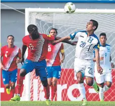  ??  ?? Joel Campbell y Jorge Claros en un mano a mano.