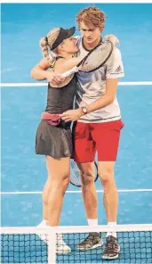  ?? FOTO: DPA ?? Lass dich drücken: Angelique Kerber und Alexander Zverev nach dem Sieg im Mixed.