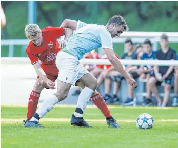  ?? FOTO: VOLKER STROHMAIER ?? Der VfB Gutenzell, hier mit Thomas Keller (rechts), empfängt den Spitzenrei­ter SV Mietingen am Samstag zum Spitzenspi­el.