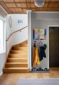 ??  ?? Ingång vid hall. Hängare av Eames. Tavla målad av Ingegerd Torhamn. Källar trappan med William Morris- tapet anas för den skarpsynte.