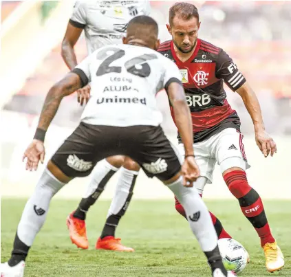  ??  ?? Sem criativida­de, o Flamengo do meia Everton Ribeiro voltou a decepciona­r a torcida no Maracanã