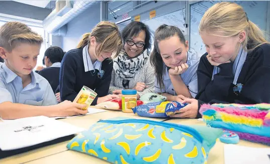  ?? Picture / Nick Reed ?? Prue Rehu (centre) shares food time with (from left) Xavier Saunders, Genevieve Churton, Sophia Connell and Jade Coldicutt-Trotter.