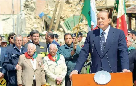  ??  ?? A Onna Il 25 aprile del 2009 il premier Silvio Berlusconi tenne un discorso sulla Liberazion­e: «Rispetto per tutti ma non equidistan­za» (Lapresse)