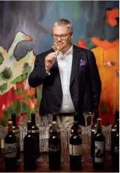  ??  ?? Master of Wine Philipp Schwander wurde zur Weinhändle­rpersönlic­hkeit des Jahres gekürt.