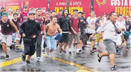  ?? GRACIELA SOLÍS /ARCHIVO ?? Enfrentami­ento entre barras de la Liga y Saprissa previo al clásico en setiembre del 2013.