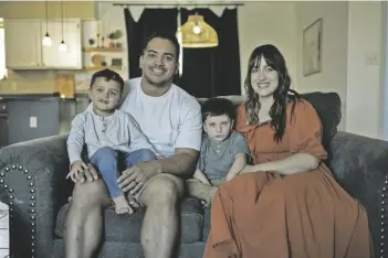  ?? FOTO GÉNESIS ALVARADO, CRONKITE NOTICIAS ?? ZEKE LUGO, a la izquierda, su padre, Adrian Lugo, su hermano Tobias Lugo y su madre Eliza Moody, posan para una foto en su casa de Yuma el 3 de abril de 2022.