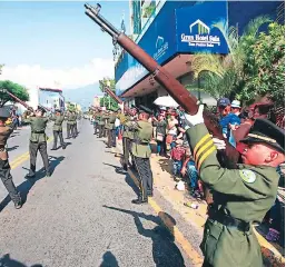  ??  ?? El Liceo Militar ha desfilado desde 1983 en San Pedro Sula, año en que se fundó la institució­n cívico-militar.