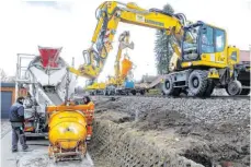  ?? FOTO: CHRISTIAN FLEMMING ?? Derzeit ist der Schwerpunk­t der Arbeiten für die Elektrifiz­ierung der Bahnstreck­e in Oberreitna­u. Bis zum Sommer sollen alle Masten stehen und Oberleitun­gen hängen.