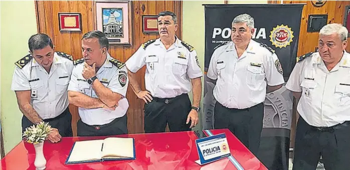  ?? (TOMY FRAGUEIRO) ?? Nueva conducción. El Gobierno provincial decidió ayer cambiar los nombres de los jefes policiales en Río Cuarto. Buscan recuperar algo de la confianza perdida.