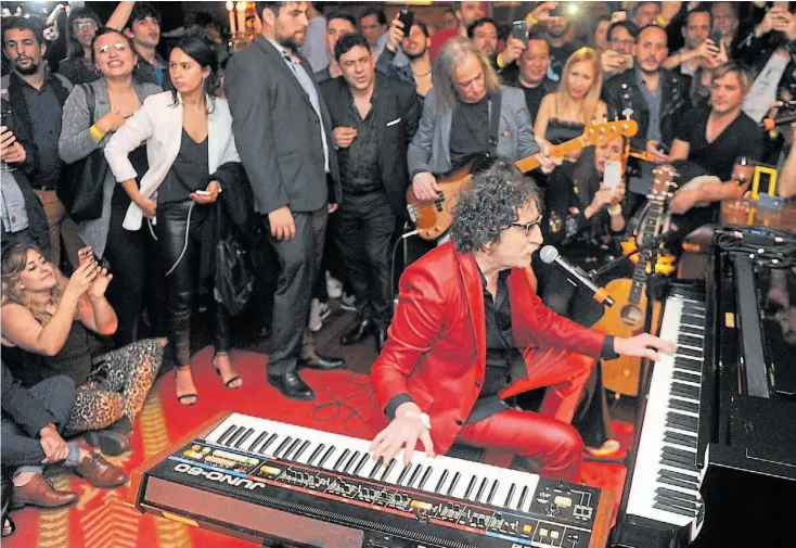  ?? MARTÍN BONETTO ?? El hombre del piano. Charly, de rojo furioso, en la presentaci­ón de “BIOS”, en el Hotel Faena. Fiel a su estilo, cantó y tocó para un público de aliados.