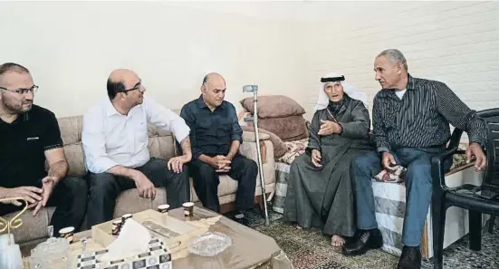  ?? Mahmoud Illean / AP ?? El líder de Balad, Sami Abu Shehadeh (segon per l’esquerra), amb habitants de la vila de Musmus