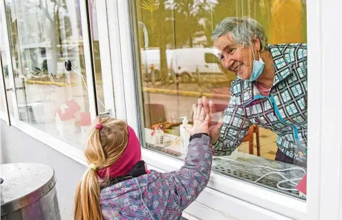  ?? FOTO: DAKSKOBLER / ACTION PRESS ?? Im ersten Lockdown herrschten strikte Besuchsver­bote. Heute versuchen viele Seniorenhe­ime, Besuch möglich zu machen.