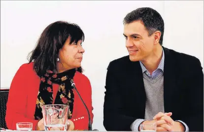  ?? S. ENRÍQUEZ-NISTAL ?? Pedro Sánchez conversa con Cristina Narbona, ayer, durante la reunión de la Ejecutiva Federal del PSOE.