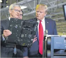  ?? FOTO: JAY JANNER/IMAGO IMAGES ?? US-Präsident Donald Trump mit Apple-Chef Tim Cook: Die USA sind trotz der Abschottun­gspolitik von US-Präsident Trump immer noch das wichtigste Abnehmerla­nd für deutsche Exporte geblieben.