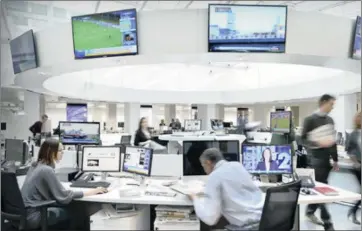  ??  ?? WAY FORWARD: The new combined digital and print newsroom of La Stampa in Italy.