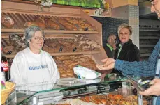  ??  ?? Die Bäckerei Walter konnte zwar ihre Berliner nicht mehr füllen, verkaufen konnte sie ihre Backwaren aber auch ohne Strom: Vor dem Ausfall stand die Ladenkasse offen, der Zugriff aufs Geld blieb gewährleis­tet.