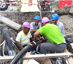  ??  ?? Members of SEB technical team conduct repair works on the power cables.