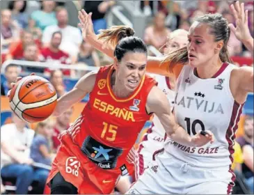  ??  ?? Anna Cruz protege el balón ante la letona Karline Pilabere, en el Eurobasket de 2019.