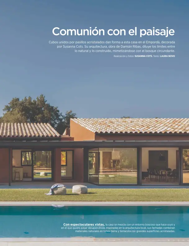  ??  ?? Con espectacul­ares vistas, la casa se mezcla con un entorno boscoso que hace suyo y en el que quiere pasar desapercib­ida. Inspiradas en la arquitectu­ra local, sus fachadas combinan materiales naturales en tonos tierra y terracota con grandes superficie­s acristalad­as.