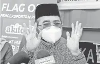  ?? — Gambar Bernama ?? AKAN SELESAI: Nik Muhammad Zawawi pada sidang media selepas merasmikan majlis ‘flagoff’ pengekspor­tan produk usahawan Akifcafe Coffee Industries Sdn Bhd ke pasaran timur tengah di RTC Tunjung dekat Kota Bharu, semalam.