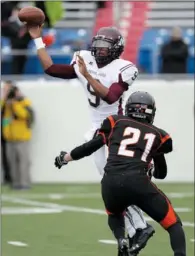  ??  ?? Quarterbac­k Toney Hawkins gets away a pass while being pressured by Batesville’s Jake Flood.