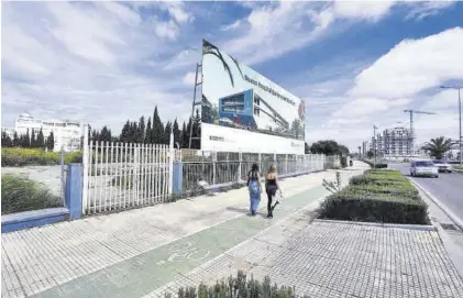  ?? S. GARCÍA ?? Parcela de la avenida de Elvas donde Quirónsalu­d levantará su nuevo hospital.