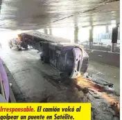  ??  ?? Irresponsa­ble. El camión volcó al golpear un puente en Satélite.