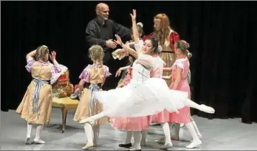  ??  ?? Paulina Michaelis machte ihre Clara zum Zentrum der Ballettauf­führung. Im Hintergrun­d unter anderem: Titus Cioroboiu.