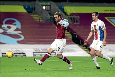  ?? GETTY IMAGES ?? Chris Wood scores Burnley’s winner in their Premier League match against Crystal Palace.