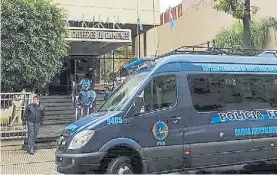  ??  ?? Sede allanada. Efectivos de la Policía Federal ayer en San José al 1700.