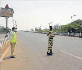  ??  ?? Amid imposition of Section 144, police personnel keep an eye on the Mumbai-pune Expressway at Kalamboli in Navi Mumbai, on Tuesday.