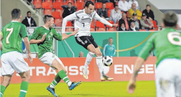  ?? FOTO: DPA ?? Nachdem das Europameis­terschafts­ticket der deutschen U21 schon gelöst ist, wurde beim 2:0 gegen Irland viel getestet. Dennoch ragte Levin Öztunali (Mi.) heraus.