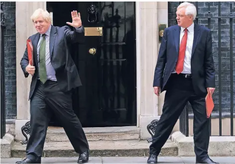  ?? FOTO: DPA ?? Boris Johnson (l.), bisher Außenminis­ter von Großbritan­nien, und David Davis, zurückgetr­etener Brexit-Minister, verlassen die Downing Street 10.