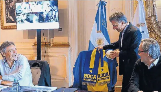  ?? (FACEBOOK) ?? Festejo. El Presidente, hincha y extitular de Boca, celebró la conquista del título. Publicó una imagen en Facebook con los colores del campeón.