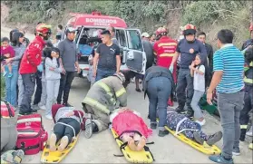  ?? Fotos:
Jaime Marín / EXTRA ?? Bomberos de Gualaceo, Chordeleg y personal de Salud y del IESS los atendieron.