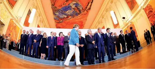  ?? (Afp/Joe Klamar) ?? L’allarme La cancellier­a tedesca Angela Merkel insieme a leader e rappresent­anti dei Paesi dei Balcani Occidental­i e dell’Unione Europea ieri al vertice sull’immigrazio­ne nel palazzo della Hofburg di Vienna, in Austria