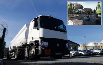  ?? (Photos Ph. Arnassan) ?? Les camions-citernes ont pu charger et repartir du dépôt pétrolier de Puget-sur-Argens. Les employés municipaux (en médaillon) ont nettoyé la chaussée remplie d’huile et des restes de barricade.