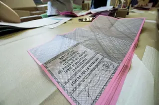  ??  ?? Schede rosa Ieri nei seggi del III Municipio sono state utilizzate solo 35.947 tagliandi rosa. Tanti erano gli elettori che hanno espresso una preferenza sui 171.876 aventi diritto