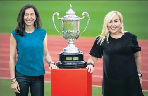  ??  ?? Eugenia Carballedo y María Tato posaron ayer para AS con el trofeo de la Copa de la Reina en la Ciudad del Fútbol de Las Rozas.