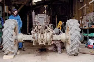  ??  ?? En haut. Sylvain Fresneau, un « historique », amène ses vaches à la traite. Il travaille
à l’exploitati­on avec son fils Justin. Au centre. Un appel à reconstrui­re un lieu de vie incendié a réuni, en juin 2016, des opposants venus de partout en France....