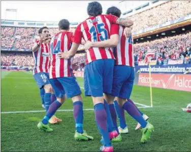  ??  ?? UNIÓN. Los jugadores del Atlético celebran el gol de Godín. Luego acabaron perdiendo.