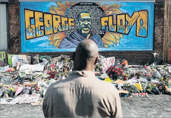  ?? CARLOS BARRIA / REUTERS ?? Memorial a George Floyd en la esquina de la calle 38 con la avenida Chicago Sur de Minneapoli­s, donde murió el pasado 25 de mayo