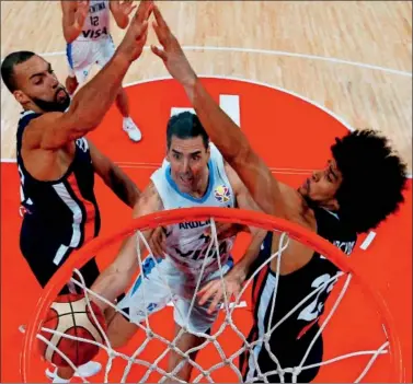  ??  ?? UN COLOSO. Luis Scola supera por habilidad debajo del aro al gigante Gobert y a Labeyrie.